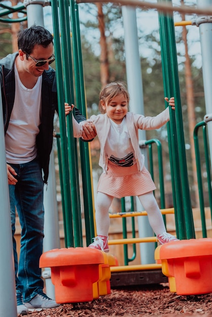 Tempo em família no parque. O pai se diverte com a filha no parque, jogando jogos divertidos e passando tempo juntos.