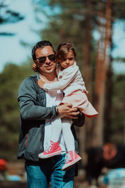 Tempo em família no parque. O pai se diverte com a filha no parque, jogando jogos divertidos e passando tempo juntos.