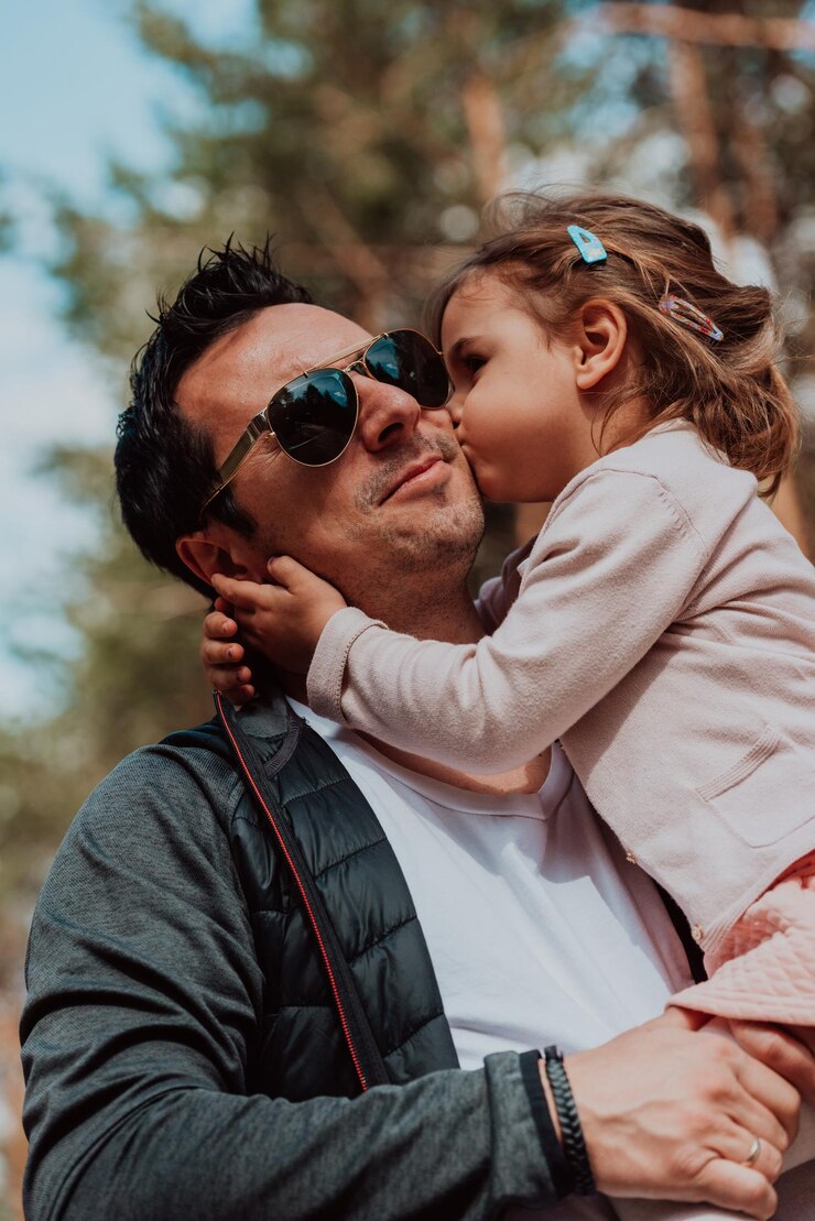 Foto tempo em família no parque. o pai se diverte com a filha no parque, jogando jogos divertidos e passando tempo juntos.