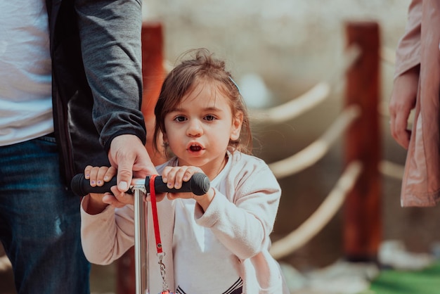 Tempo em família no parque. O pai se diverte com a filha no parque, jogando jogos divertidos e passando tempo juntos.