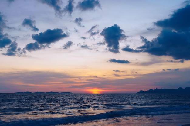 Tempo limpo do céu do pôr do sol da praia da natureza tropical com luz do sol