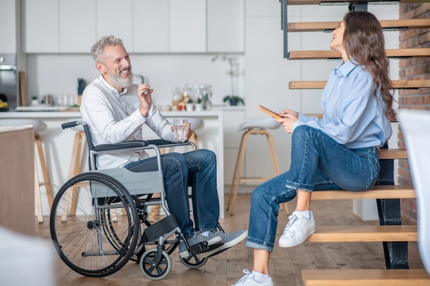 Tempo livre. Um casal em casa conversando e passando um tempo juntos