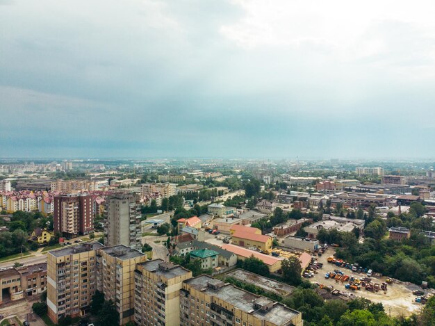 Tempo nublado chuva está vindo acima da cidade