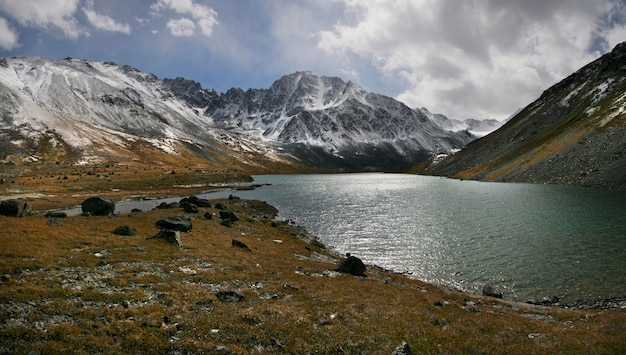 Tempo nublado do outono do lago da montanha selvagem