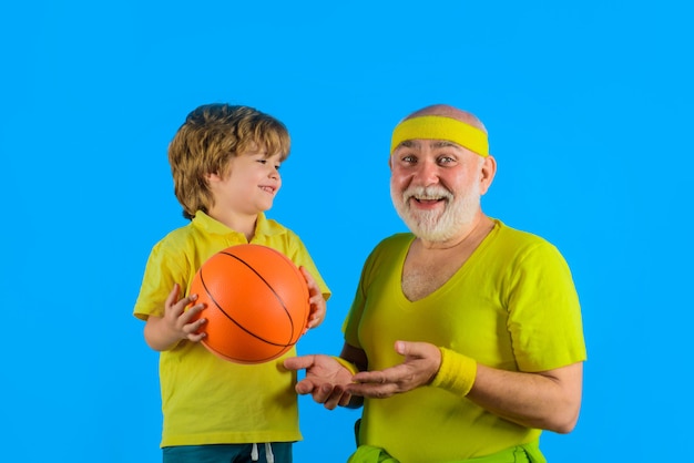 Tempo para a família avô e criança brincando de velho esporte familiar com halteres retrato de saudável