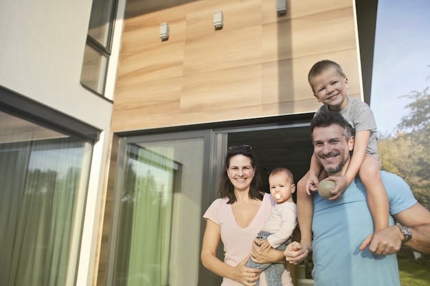 Foto tempo para a família em uma casa moderna