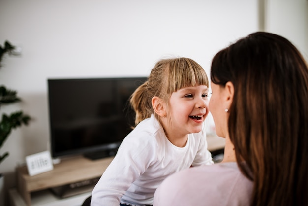 Tempo para a família. Menina e sua mãe spendng tempo juntos em casa.