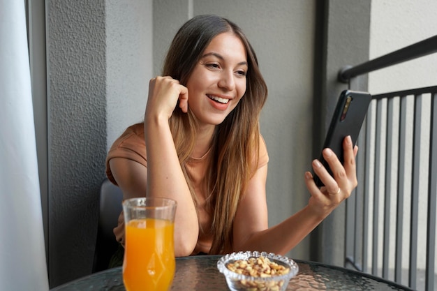 Tempo para relaxar menina hispânica relaxa na varanda em casa depois do trabalho