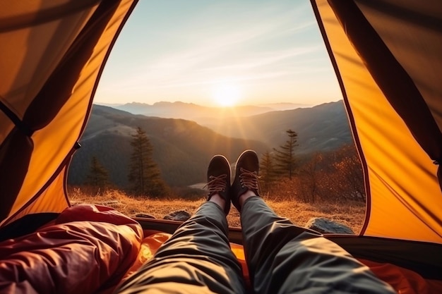 Tempo para si mesmo Mulher com as pernas cruzadas em cobertor em tenda de acampamento com sacos de dormir em colina de montanha