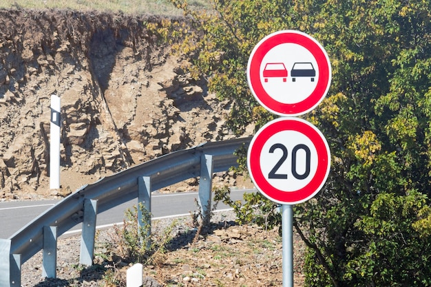 Tempolimit-Schild auf der Straße