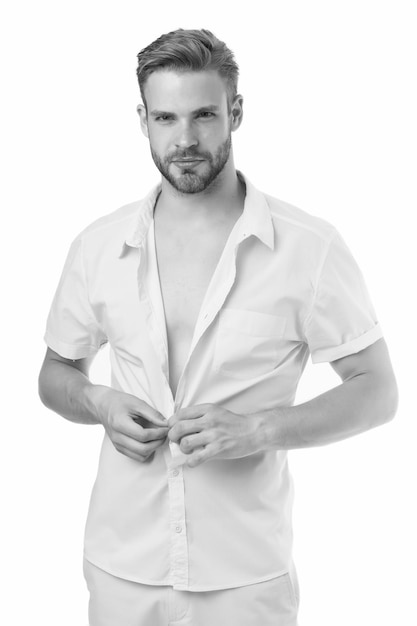 Temporada de calor Moda moderna Vestuario Hombre atractivo quitándose la camisa Confiado en su atractivo Estilo casual de chico barbudo Modelo de moda macho guapo Ropa de compras de macho sexy Día caluroso