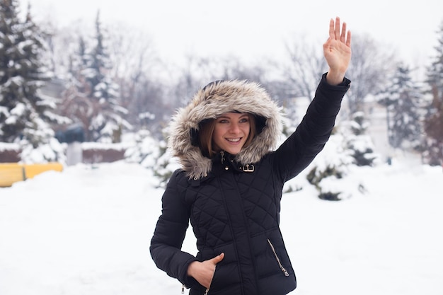 Temporada de inverno e jovem mulher atraente na floresta