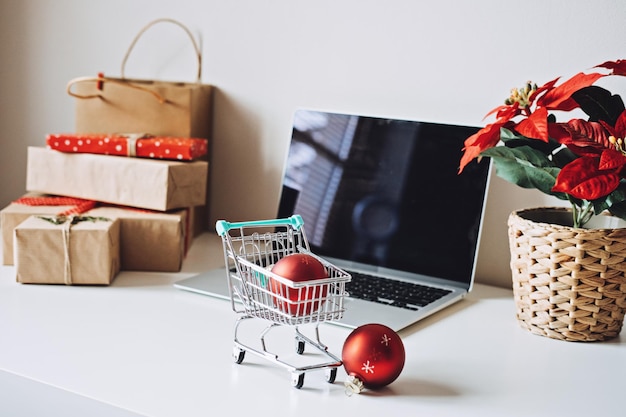 Temporada de natal bem-sucedida no comércio eletrônico, compras on-line de natal, tela aberta do computador portátil