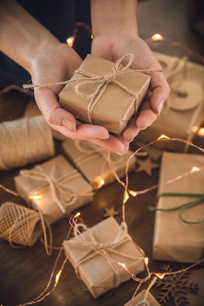 Temporada de Natal Mulher segurando o presente de natal nas mãos