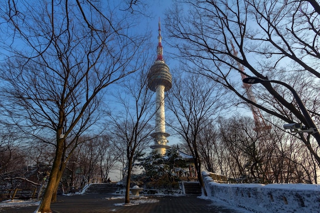 Foto temporada de neve da torre namsan em seoulsouth koreaxa