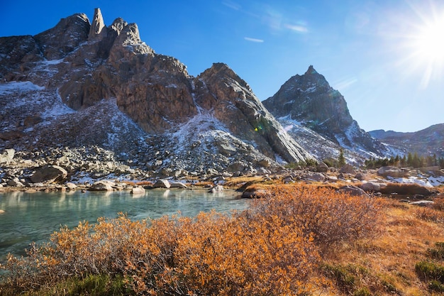 Temporada de outono colorida nas montanhas