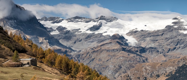 Temporada de outono com enormes montanhas e nuvens