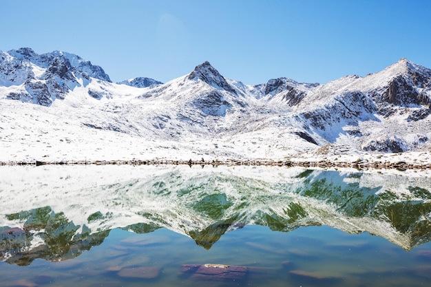 Temporada de outono nas montanhas Kackar, na região do Mar Negro da Turquia. Paisagem de belas montanhas.