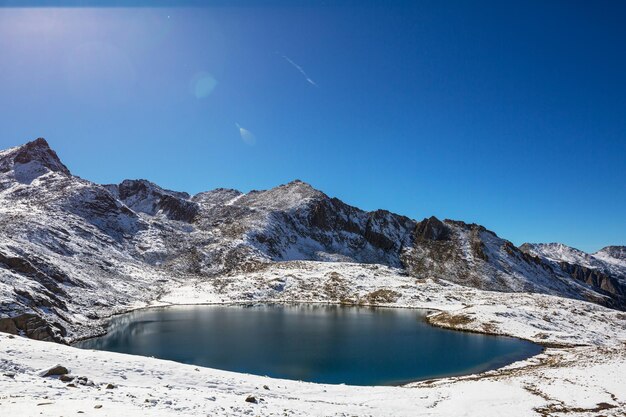 Temporada de outono nas montanhas Kackar, na região do Mar Negro da Turquia. Paisagem de belas montanhas.