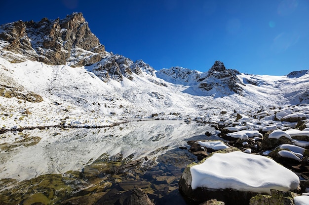 Temporada de outono nas montanhas Kackar, na região do Mar Negro da Turquia. Paisagem de belas montanhas.