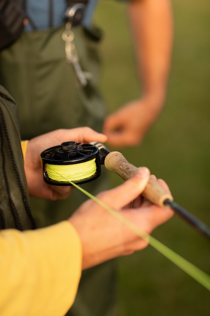 Temporada de pesca. perto da mão do pescador com fiação