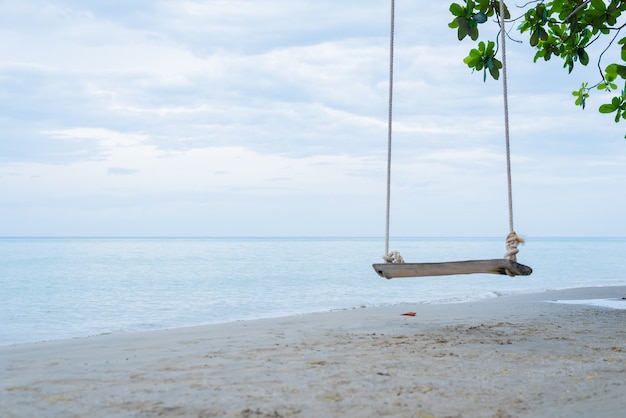 temporada de verão na praia. relaxe as férias e copie o espaço para o texto