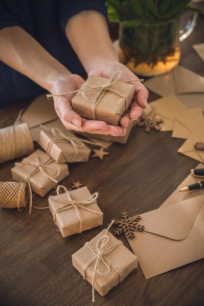 Foto temporada de navidad mujer con regalo de navidad en sus manos