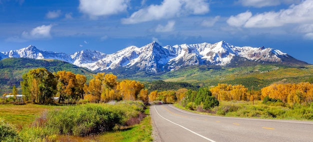 Temporada de otoño en el campo en Colorado, Estados Unidos