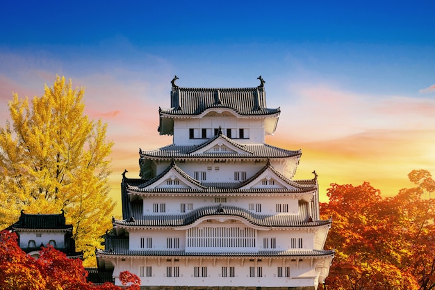 Temporada de otoño y castillo en Himeji, Japón