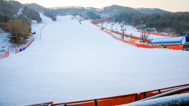 temporada de snowboard en la montaña