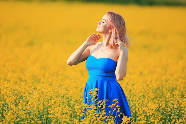 temporada soleada campo flores amarillas dama atractiva, hermosa primavera, naturaleza fondo femenino