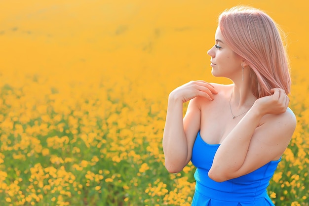 temporada soleada campo flores amarillas dama atractiva, hermosa primavera, naturaleza fondo femenino