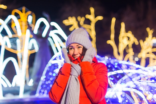 Temporada de vacaciones de invierno Navidad año nuevo concepto divertido feliz mujer pasar tiempo divirtiéndose cerca