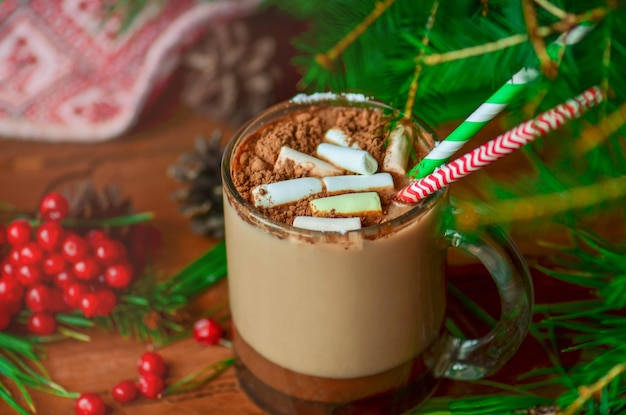 Tempos doces de férias de inverno bebem chocolate quente Conceito de inverno e Natal Chocolate quente com marshmallows em uma mesa de madeira