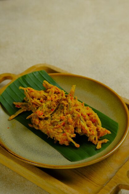 Foto tempoyak ikan teri oder otun auf braunem hintergrund sardellenfisch mit tempoyak chili zwiebel kurkuma