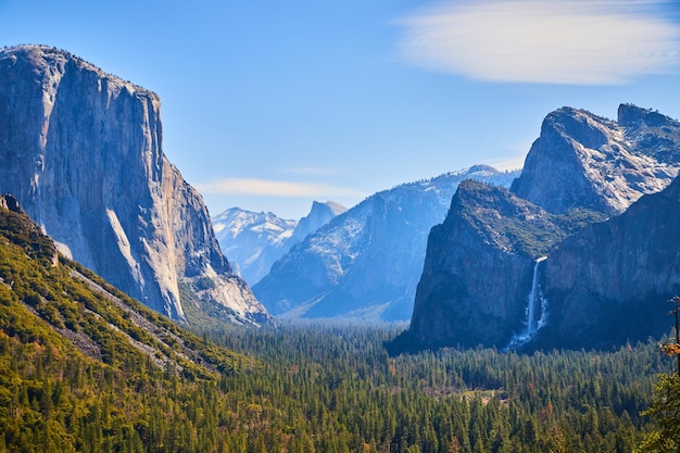 Temprana luz primaveral suave sobre el valle de Yosemite desde Tunnel View