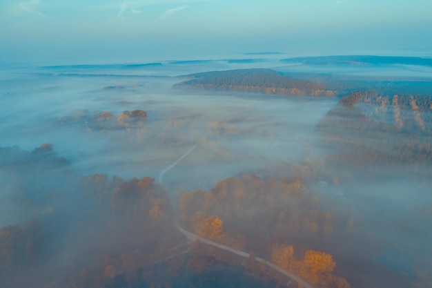 Temprano en la mañana brumosa Vista aérea del campo y la carretera nacional