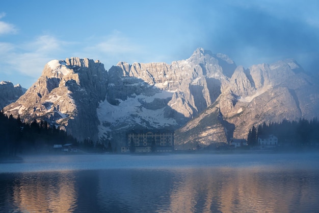 Foto temprano en la mañana en el lago misurina