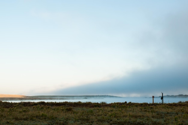 Temprano en la mañana en el lago con niebla a principios de otoño.