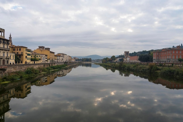 Foto temprano en la mañana en el río arno en florencia