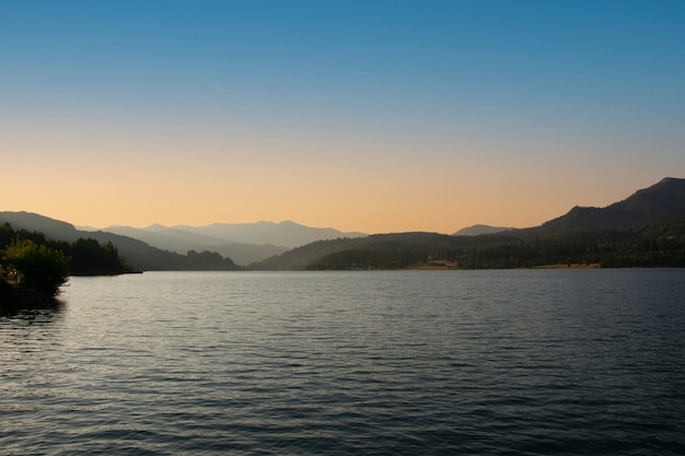 Foto temprano en la mañana sobre lago tranquilo