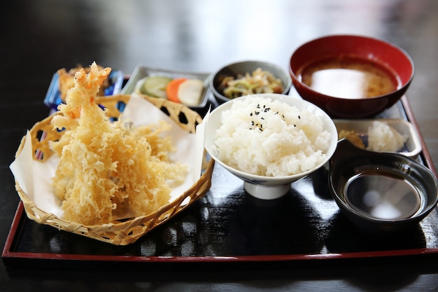 Tempura de camarones fritos a la japonesa