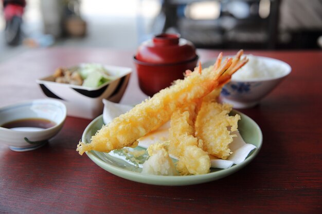 Tempura de camarones fritos a la japonesa