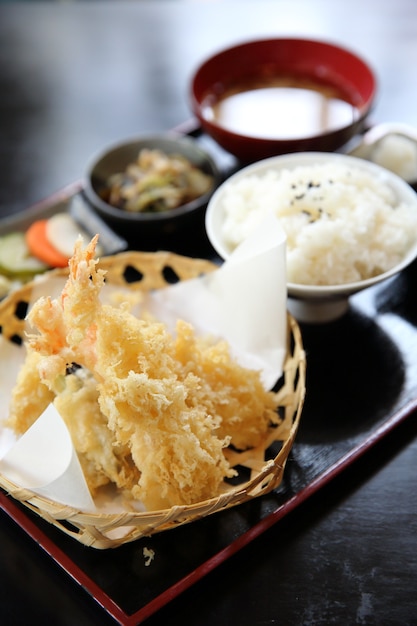 Tempura de camarones fritos a la japonesa