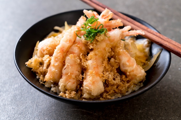 Tempura de camarones fritos en un tazón de arroz cubierto