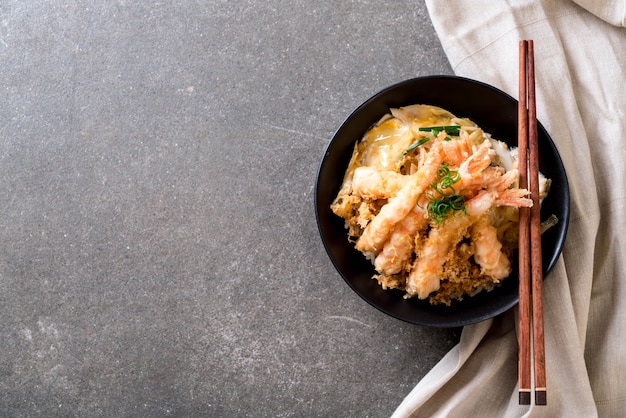 Tempura de camarones fritos en un tazón de arroz cubierto