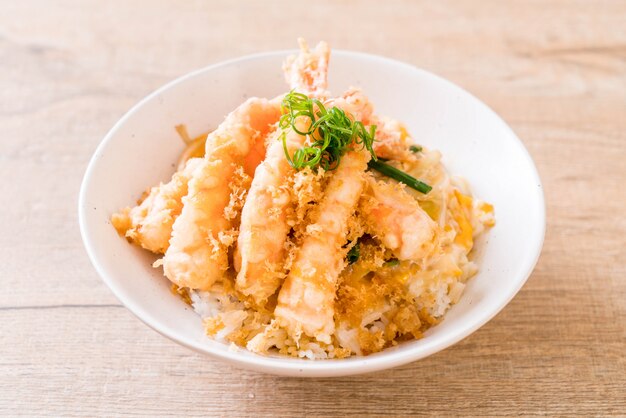 Tempura de camarones fritos en un tazón de arroz cubierto