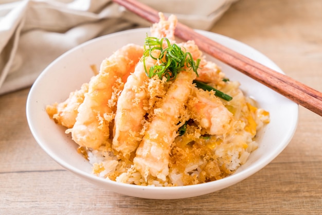 Tempura de camarones fritos en un tazón de arroz cubierto