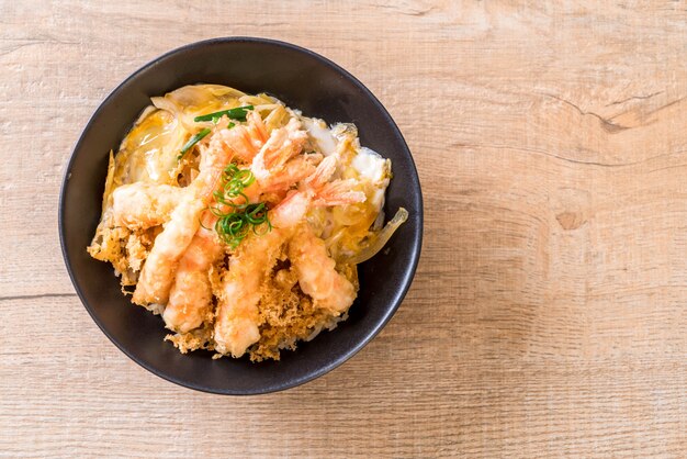 tempura de camarones fritos en un tazón de arroz cubierto