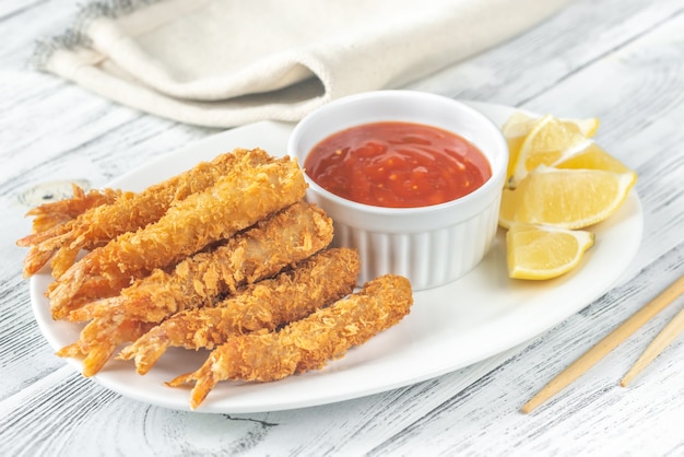 Tempura de camarones con salsa en el plato